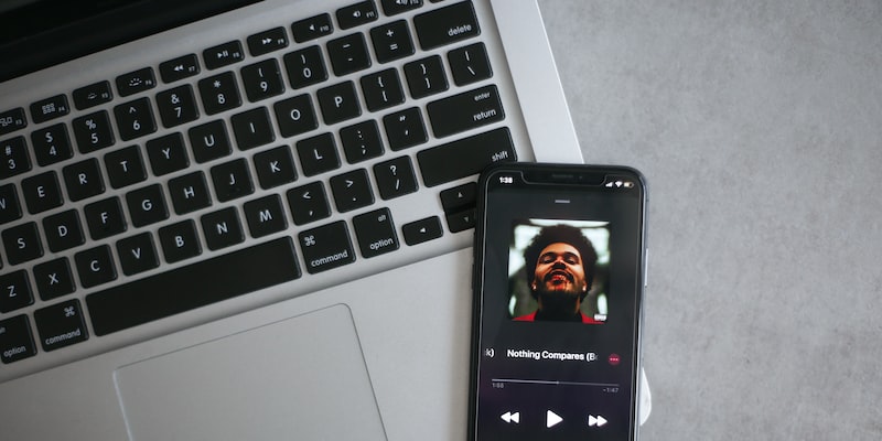 Могу ли я скачать музыку с помощью Apple Music?